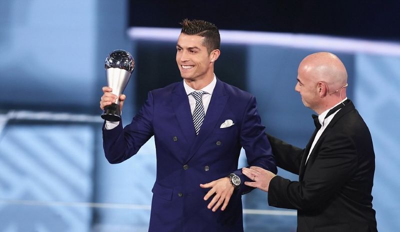 ronaldo-nhan-giai-cau-thu-xuat-sac-nhat