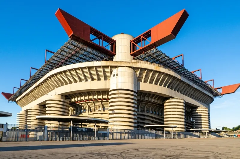 Kiến trúc đồ sộ với các trụ xoắn đặc trưng giúp sân Giuseppe Meazza dễ dàng được nhận diện.