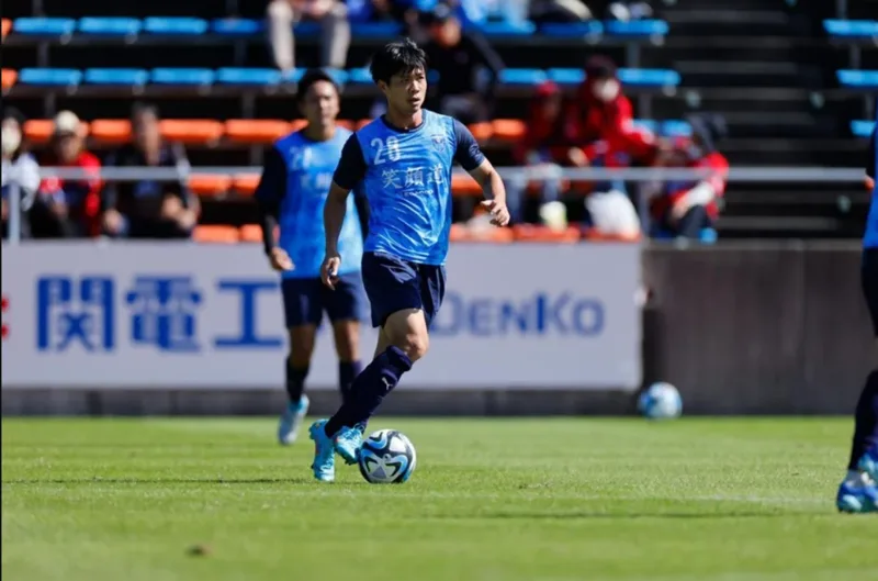 Công Phượng sinh năm 1995 và từng trải qua nhiều môi trường thi đấu như HAGL, Mito HollyHock, Incheon United, TP.HCM, Yokohama FC và Trường Tươi Đồng Nai.