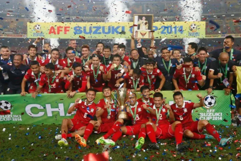 Kiatisak giúp đội tuyển Thái Lan giành AFF Cup 2014, 2016 và tạo dấu ấn ở vòng loại World Cup.