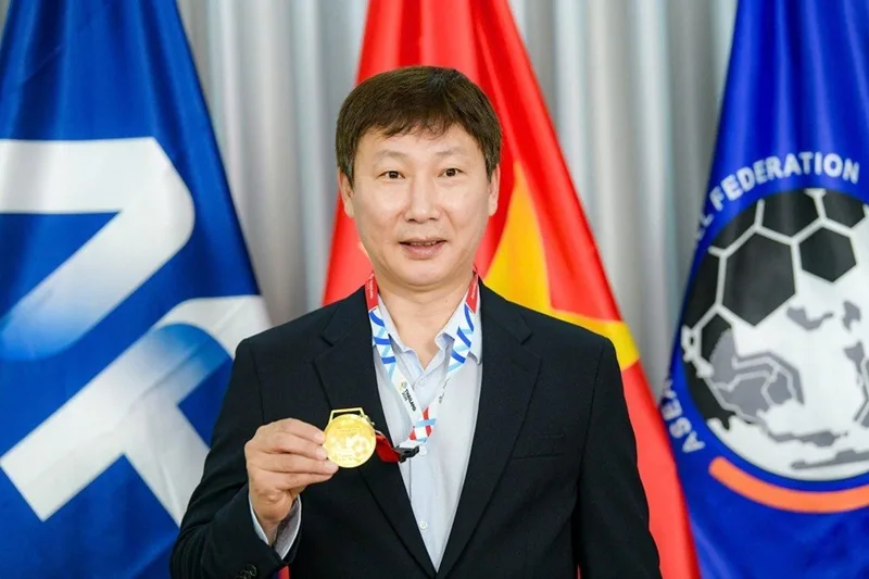 HLV Bóng Đá Việt Nam: Kim Sang Sik Và Hành Trình Nâng Tầm Đội Tuyển